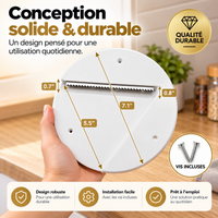 Main tenant l'ouvre-bocaux CalmaOuvre avec ses dimensions détaillées et ses vis de fixation incluses, illustrant sa conception solide et durable