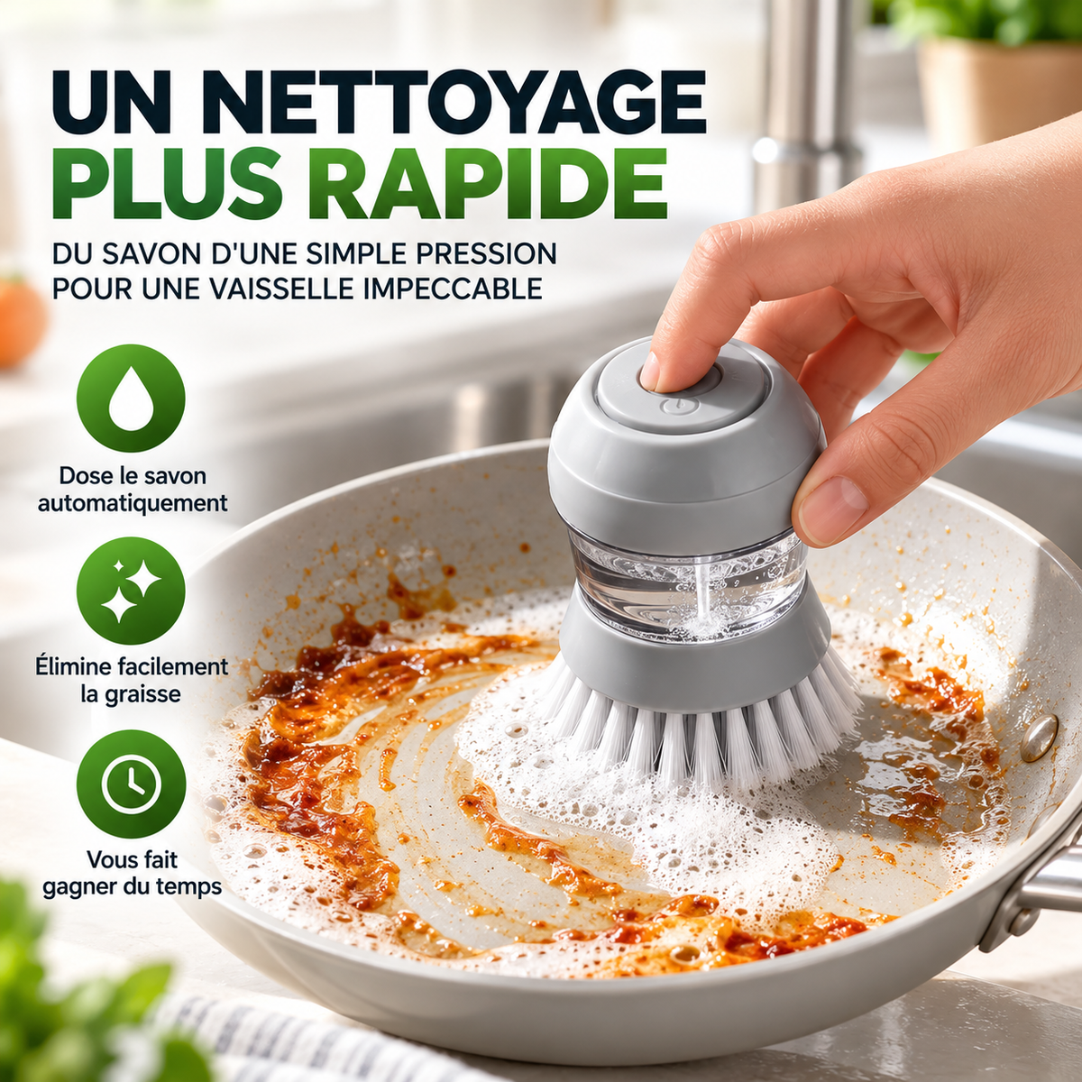 Main appuyant sur la brosse à vaisselle grise CalmaBrosse avec distributeur de savon pour nettoyer une poêle grasse recouverte de mousse