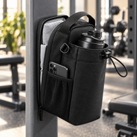 Sac de sport noir accroché à un poteau de musculation, avec serviette, téléphone dans la poche mesh et gourde dans son support.
