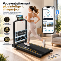 Femme en tenue de sport courant sur le tapis de course CalmaRamy dans un salon, avec écran LED affichant vitesse et distance et application mobile de suivi connectée