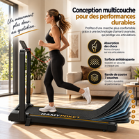 Femme courant de profil sur le tapis CalmaRamy, avec vue éclatée des sept couches de la bande de course illustrant absorption des chocs et surface antidérapante