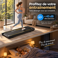 Femme courant sur le tapis CalmaRamy dans un salon avec mention moins de 45 dB, et scène d'une mère et son enfant endormis paisiblement à l'étage du dessous