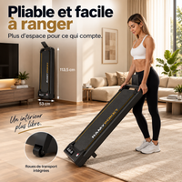 Femme rangeant le tapis de course CalmaRamy replié et debout sur ses roulettes de transport intégrées, avec dimensions pliées de 113,5 x 53 cm