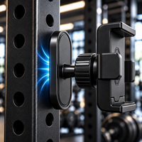 Détail du support pour téléphone avec base magnétique et pince ajustable à molette, fixé sur un rack de musculation.