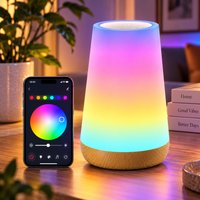 Lampe d'ambiance en bois avec halo lumineux multicolore rose et bleu, contrôlée depuis une application avec roue de couleurs.