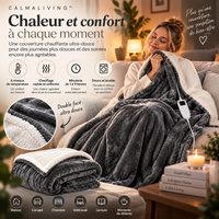 Femme enveloppée dans une couverture chauffante grise à bord blanc sur un canapé, avec zoom sur la double face flanelle et sherpa.