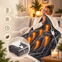 Femme sous la couverture chauffante grise avec illustration de vagues de chaleur, et vignette de la couverture pliée avec télécommande.