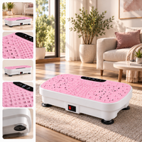 Plateforme vibrante rose posée sur un tapis de salon, avec vignettes de la surface texturée et du panneau de commande.