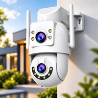 Gros plan de la caméra de surveillance blanche à double objectif motorisé, fixée au mur d'une maison en journée.