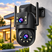 Gros plan de la caméra de surveillance noire à double objectif motorisé, fixée au mur d'une maison au coucher du soleil.