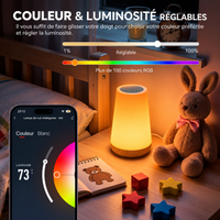 Lampe d'ambiance orange tamisée sur une table de chevet d'enfant, avec réglage de la luminosité et de la couleur sur l'application.
