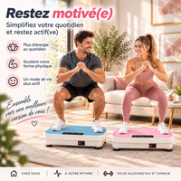 Homme et femme faisant des squats ensemble sur des plateformes vibrantes bleue et rose dans un salon lumineux.