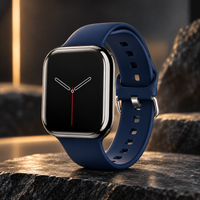 Montre connectée avec bracelet en silicone bleu marine et boîtier argenté, cadran noir à aiguilles, posée sur une pierre sombre.
